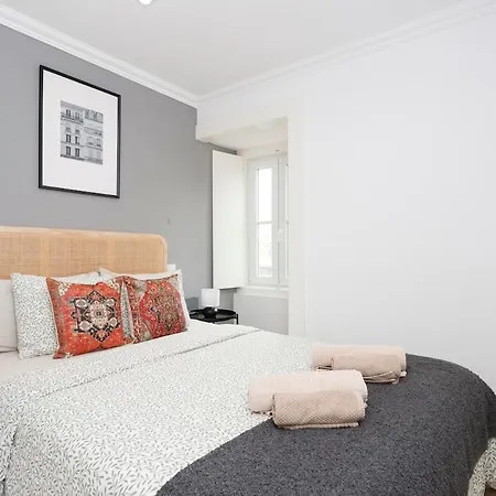 Entire Castle View In The Heart Of Apartment *